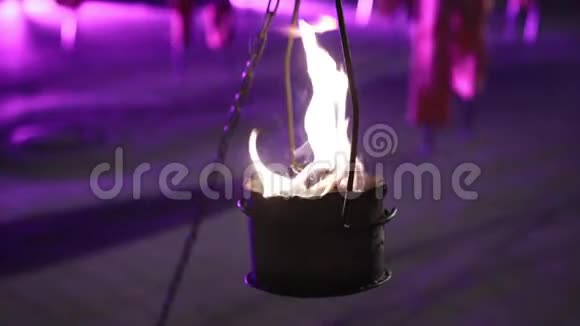 惊人的特写碗与火焰舞动的火焰火热的表演视频的预览图