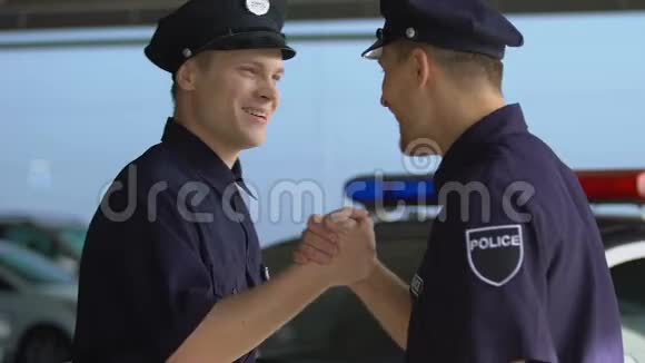 男警在换班前互相问候友谊视频的预览图