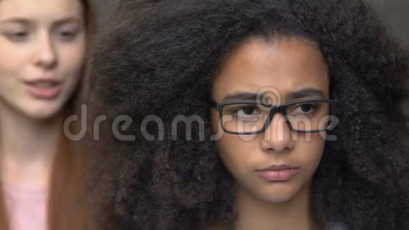 非裔美国女孩遭受女学生的种族欺凌骚扰视频的预览图