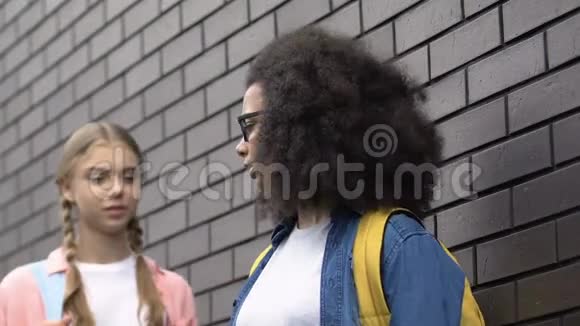 卑鄙的女性把非裔美国女孩逼上墙校园欺凌恐吓视频的预览图