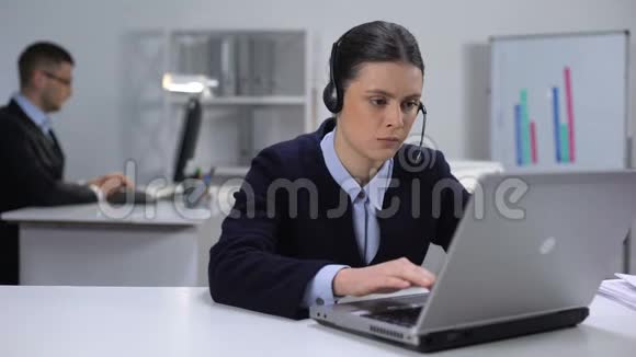 紧张的女电话经理摘下耳机关闭笔记本电脑辛苦了一天视频的预览图