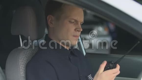 巡逻人员使用双向无线电传送信息等待指示视频的预览图