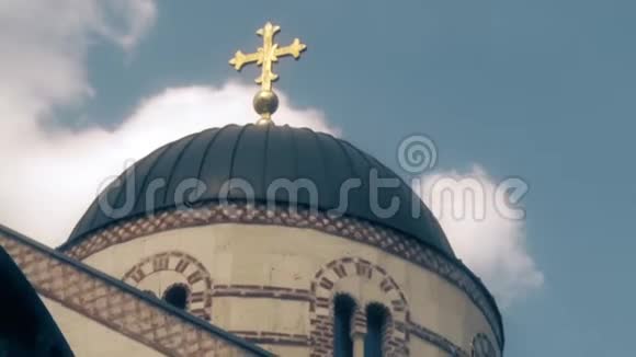 一个顶着十字架的圆顶一个金色的教堂钟视频的预览图