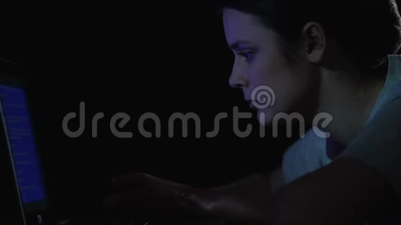 女人被笔记本电脑上的蓝色屏幕激怒操作系统出现严重错误视频的预览图