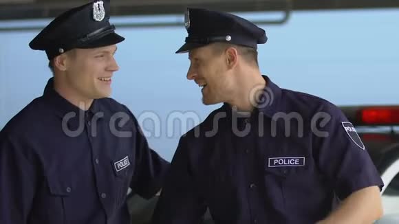 两个穿着警服戴着警帽的伙伴微笑着看着镜头受训者视频的预览图