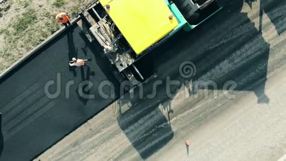 沥青道路正在进行中工人在顶部的视野道路建设过程视频的预览图