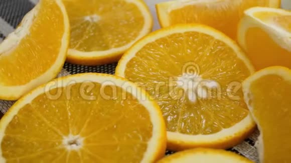 白色桌布上的橙色水果视频的预览图