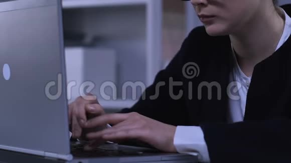 负责女性手提电脑打字回复电子邮件公司沟通视频的预览图