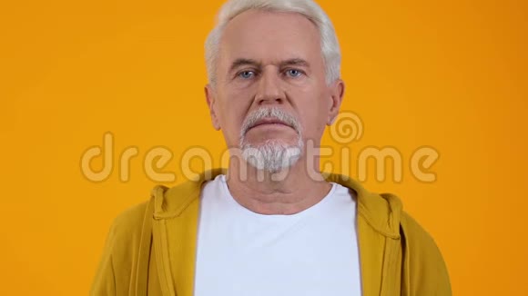 橙色背景的退休男子惊喜令人震惊的消息意想不到的问题视频的预览图