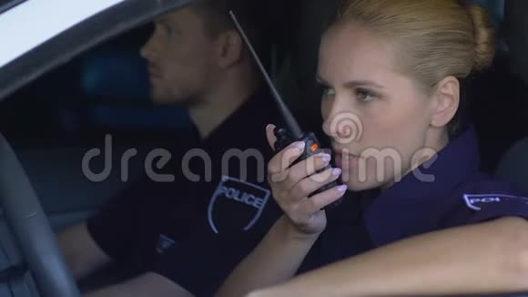 女警察在电台讲话随叫随到开车城市巡逻视频的预览图