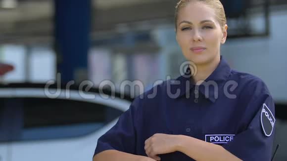 漂亮的女警官对着镜头微笑善良的执勤警察视频的预览图