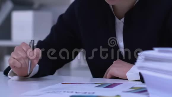 女会计师审查公司财务报表编制报税表视频的预览图
