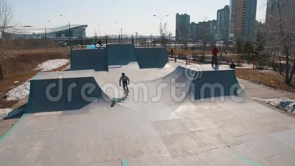 一个独自在溜冰场骑自行车的人视频的预览图