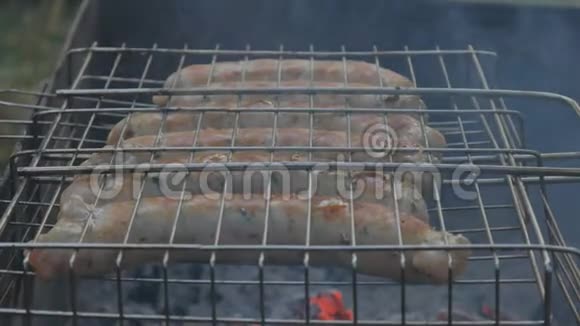 烧烤格栅和烧烤和法力网在火中准备香肠视频的预览图