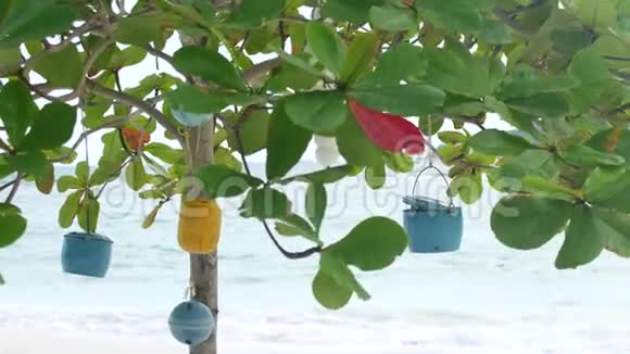 亚洲海边一棵树上的灯笼和装饰品视频的预览图