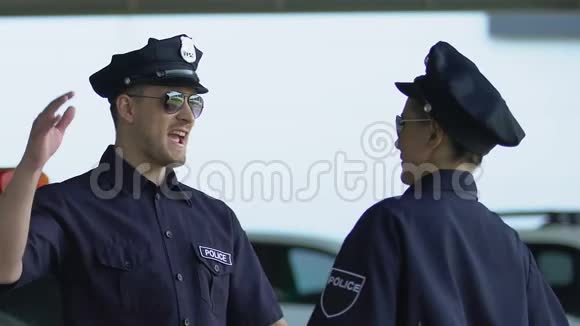 微笑警察同事击掌一起巡逻安全自信视频的预览图