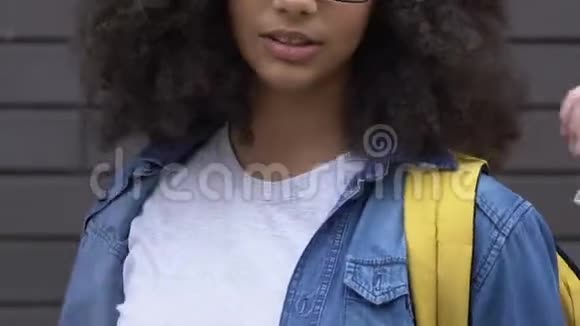 十几岁的混血女孩在衣服和头发上受到戏弄外表上受到欺凌视频的预览图