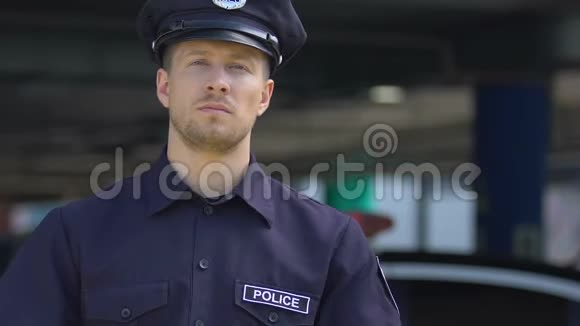 戴帽子的尊敬的警察看镜头负责市区的警务工作视频的预览图