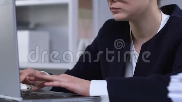 女商人紧张地推着键盘对软件错误感到恼火视频的预览图
