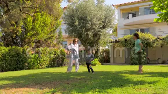 减缓老化的概念家人通过在房子附近的院子里做运动来关心他们的身体健康视频的预览图