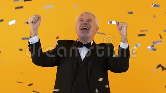 穿着快乐的高级男士套装展示成功的姿态庆祝胜利视频的预览图