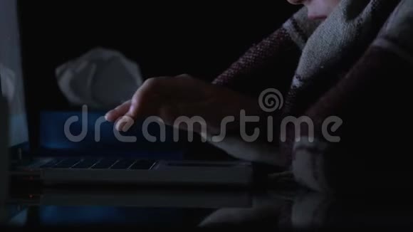 患病妇女发烧在笔记本电脑上工作自由职业者没有病假视频的预览图