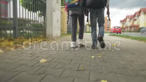 有背包的两个朋友要去学校妹妹和她的哥哥回学校太阳在背景上视频的预览图