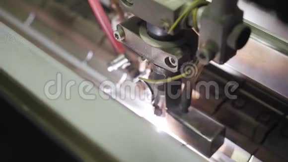 金属切割机内部的极端特写金属制品的加工钢铁工业钢铁生产视频的预览图