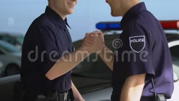 朋友警察握手准备城市巡逻执法视频的预览图