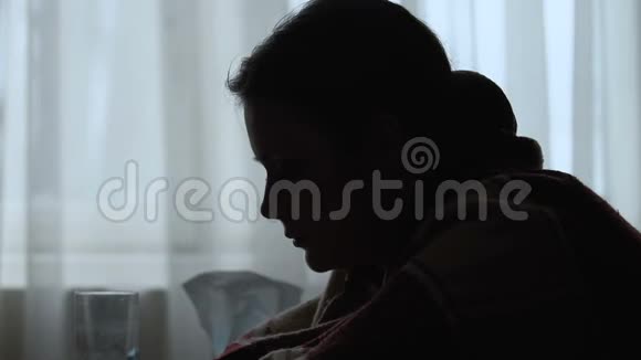 剪影女孩慢慢入睡感觉又痛又累第一次出现流感症状视频的预览图