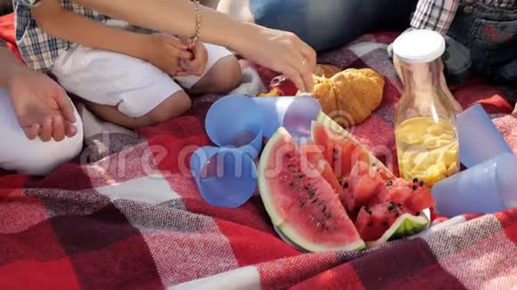 带切水瓜塑料杯和桃汁的毛毯视频的预览图