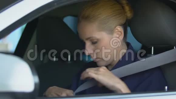女警察系安全带和太阳镜巡逻区道路安全视频的预览图