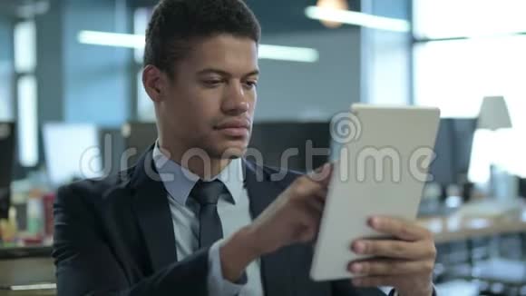 非洲商人在办公室使用平板电脑的肖像视频的预览图