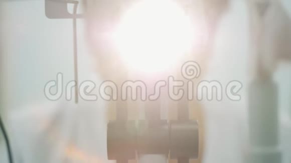 眼科诊所带灯的医疗机器视频的预览图