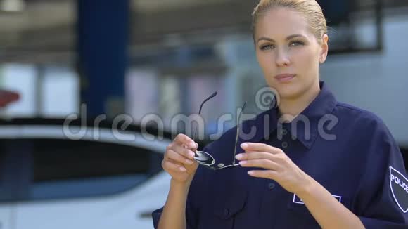 穿制服的女警察戴墨镜着装规范职业道德视频的预览图
