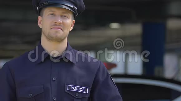 年轻英俊的警察微笑着乐意为城市保安服务招聘视频的预览图