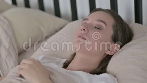 在家睡觉的漂亮年轻女子视频的预览图