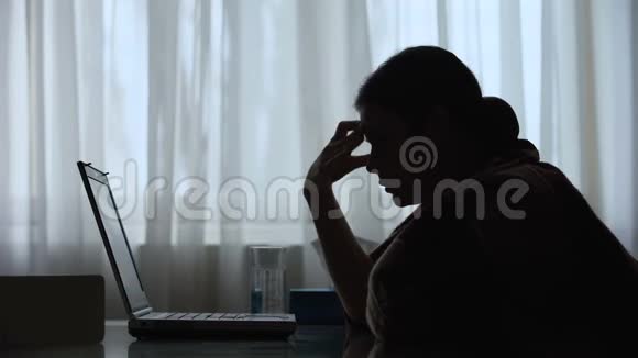 患病妇女吃药并继续在笔记本电脑上工作工作责任视频的预览图
