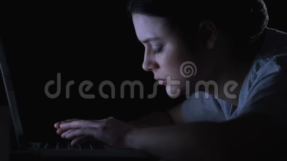 年轻女子在笔记本电脑上睡着上夜班忙得不可开交视频的预览图