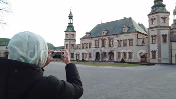 女游客拍老宫的照片视频的预览图
