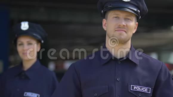 年轻警察男女面带微笑乐意为城市保安服务新兵视频的预览图