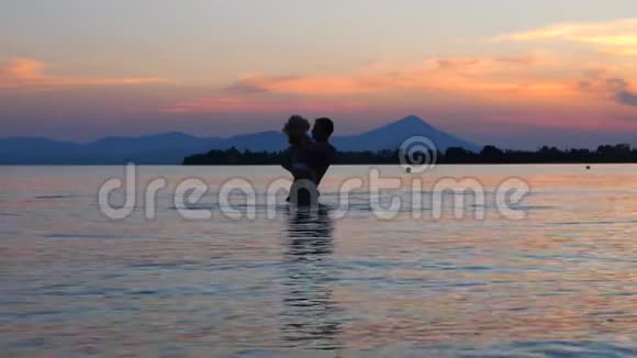 父亲和孩子站在海水中和孩子们一起旅行带孩子的暑假带着爸爸的孩子视频的预览图