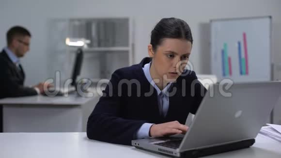 精疲力竭的女经理关闭笔记本电脑紧张的工作日程精疲力竭视频的预览图