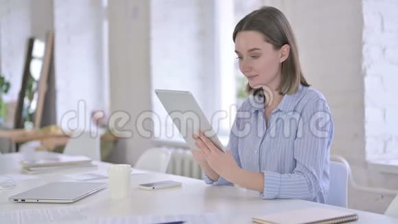 快乐职业年轻女性使用平板电脑视频的预览图