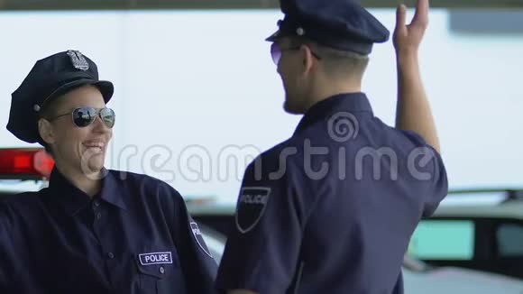 笑眯眯的警员献上高五欢庆巡逻一天没有犯罪视频的预览图