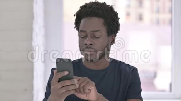 美国黑人青年用智能手机震惊的肖像视频的预览图