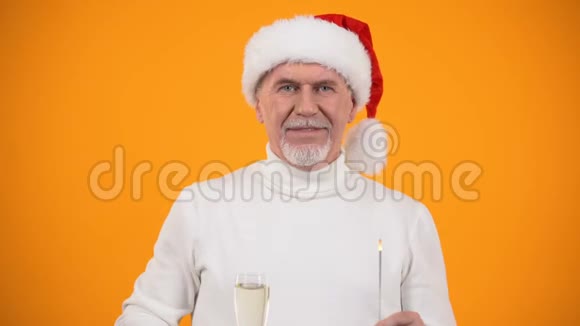 圣诞老人戴着圣诞帽戴着孟加拉灯戴着香槟酒杯视频的预览图