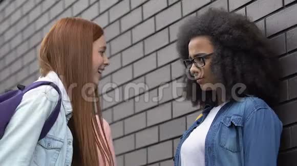 侮辱威胁混血女孩校园欺凌种族仇恨视频的预览图