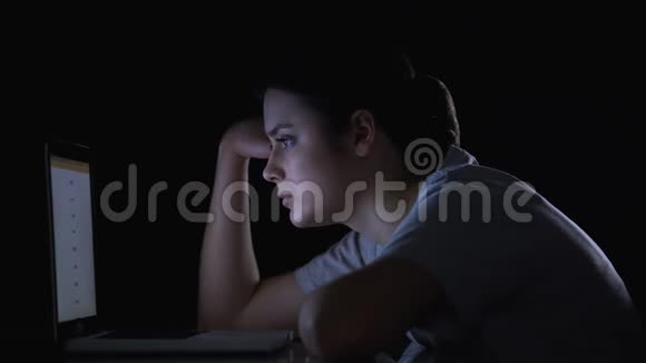 无聊的女人试图在深夜集中精力工作拖延症视频的预览图