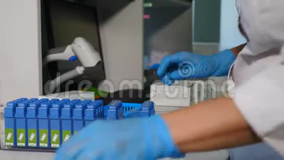 现代实验室工作人员把血样放在架子上特写专家对特殊的视频的预览图